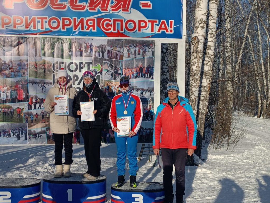 Награждение призёров соревнований по лыжным гонкам «Открытие сезона» в Куйбышеве, ноябрь 2025 года