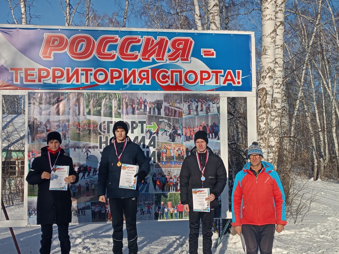 Призеры соревнований на пьедестале почета на лыжной базе "Гайдар"
