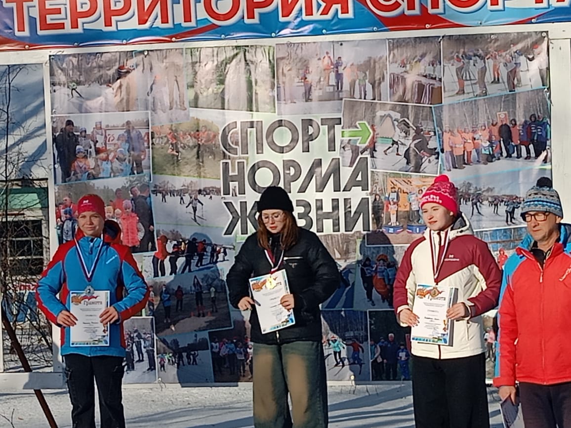 Призеры соревнований на пьедестале почета на лыжной базе "Гайдар" 22 ноября 2025 года