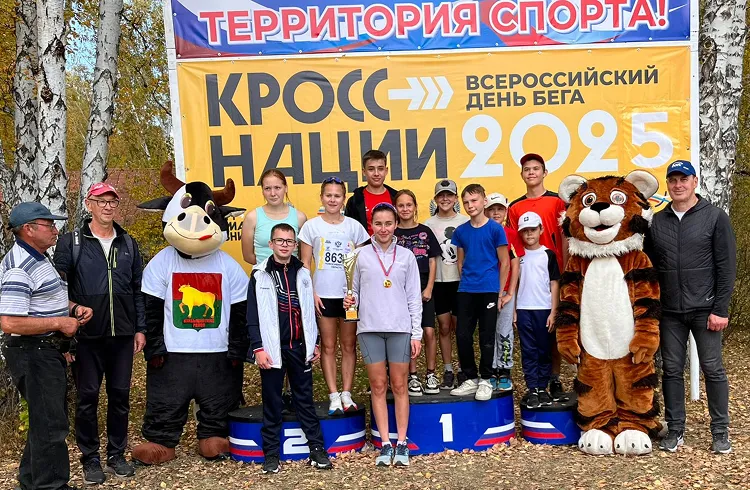 Награждение участников забега «Кросс нации 2025» с ростовыми куклами и организаторами