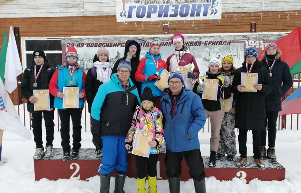 Награждение участников соревнований по лыжным гонкам с дипломами и медалями